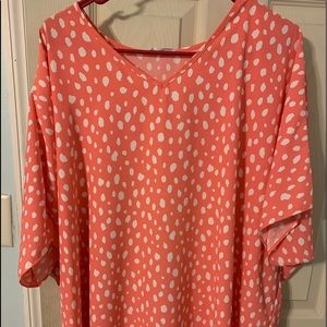 Spin top great for spring with some cute white pants